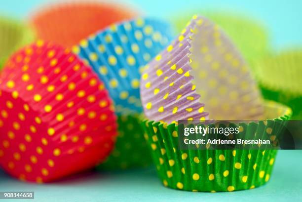 vibrant colors polka dot cupcake holders - forma de queque imagens e fotografias de stock