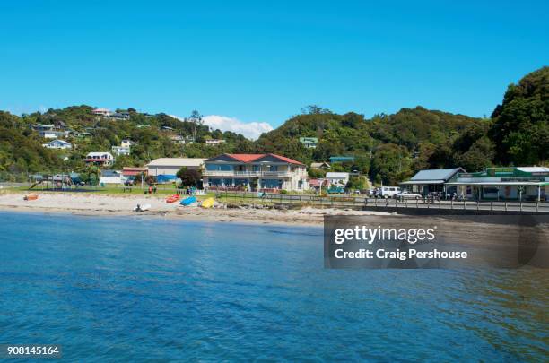 oban village, beach and halfmoon bay. - stewart island stock-fotos und bilder