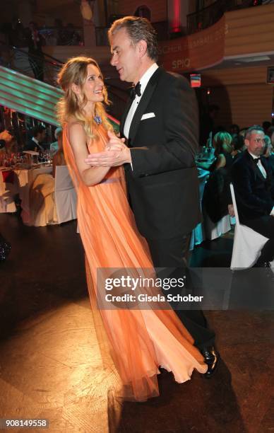 Lisa Martinek and her husband Giulio Ricciarelli dance during the German Film Ball 2018 party at Hotel Bayerischer Hof on January 20, 2018 in Munich,...