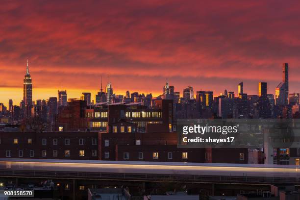 tramonto a midtown manhattan - brooklyn skyline foto e immagini stock