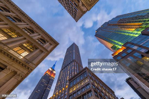 empire state building intersection - empire state building at night stock pictures, royalty-free photos & images