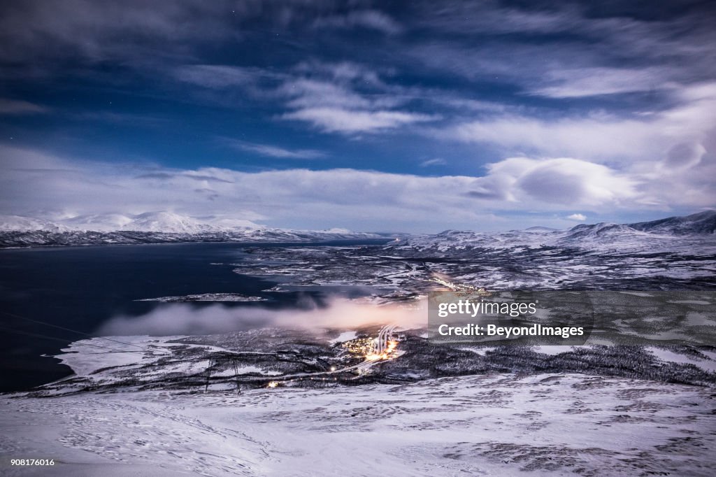 Blanc de paysage d’hiver : vue de nuit d’Aurora Sky Station au cours de la Laponie suédoise