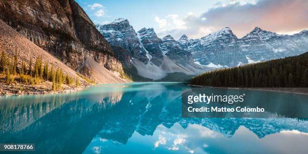 moraine lake panoramic, banff, canada - paisajes de canada fotografías e imágenes de stock