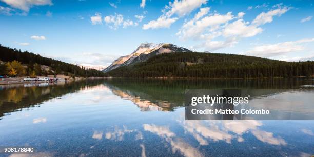 lake minnewanka panoramic, banff national park, canada - lake minnewanka stockfoto's en -beelden