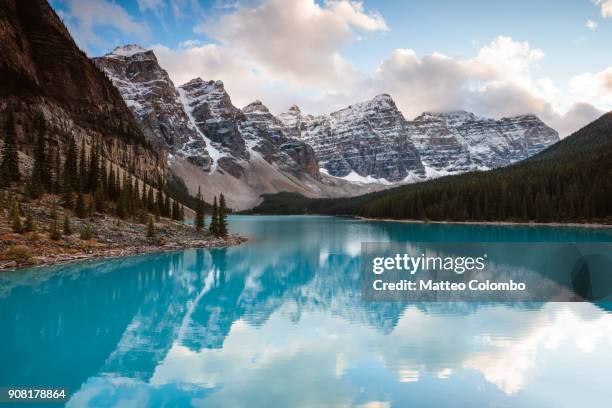 moraine lake in autumn, banff national park, canada - moraine lake stock-fotos und bilder