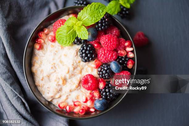 biologische chia en quinoa pap - fibre food stockfoto's en -beelden