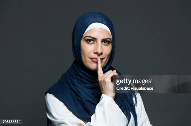 vinger op de lippen - portrait stil stockfoto's en -beelden