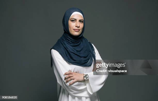 donna sicura di sé - cultura araba foto e immagini stock