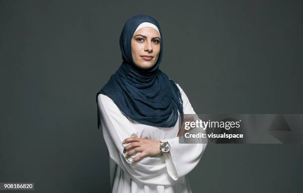 vertrouwen vrouw - arab business woman stockfoto's en -beelden