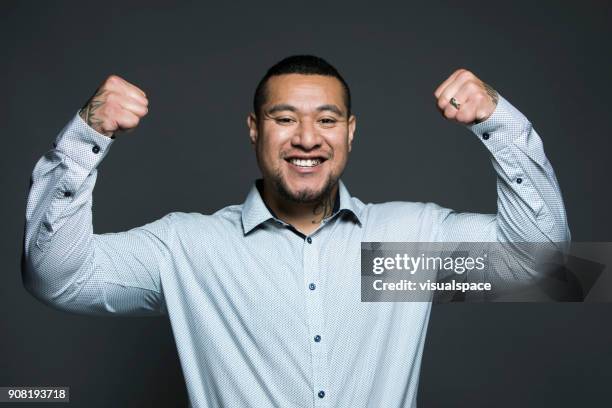 verlaten man - flexing muscles stockfoto's en -beelden