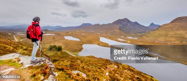 wandern in knockan crag national nature reserve, einen weltweit bedeutenden geologischen standort in den schottischen highlands - highlands schottland wandern stock-fotos und bilder