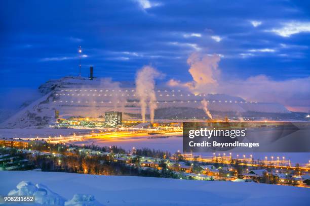 witte landschap: poolcirkel stad met verlichte berg mijnen op winternacht - mijnindustrie stockfoto's en -beelden