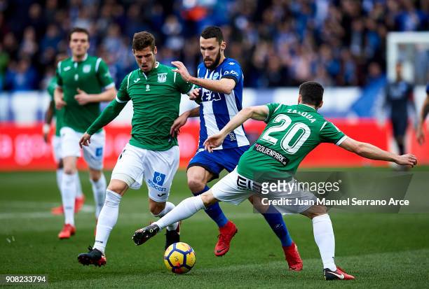 Ruben Perez of Club Deportivo Leganes duels for the ball with Alfonso Pedraza of Deportivo Alaves during the La Liga match between Deportivo Alaves...