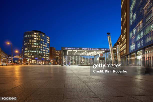 potsdamer platz at sunset in winter - potsdamer platz photos et images de collection