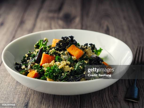 salade de quinoa et chou frisé avec des patates douces grillées - quinoa photos et images de collection