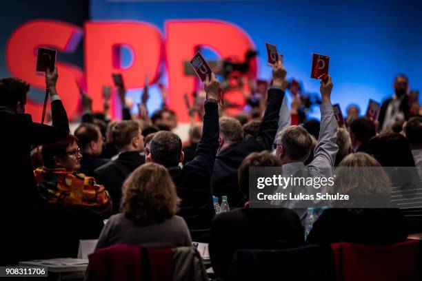 Delegates at the SPD federal congress cast their votes to decide if the Party should join big coalition on January 21, 2018 in Bonn, Germany. The SPD...