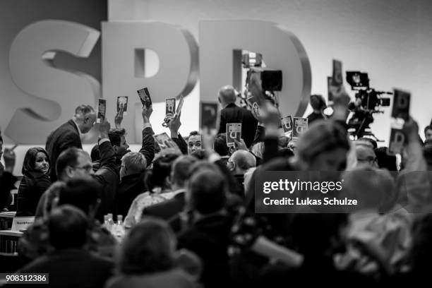 Delegates at the SPD federal congress cast their votes to decide if the Party should join big coalition on January 21, 2018 in Bonn, Germany. The SPD...