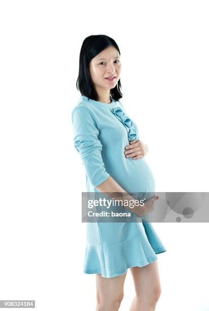 femme enceinte heureuse, sur fond blanc - asian pregnant woman white background photos et images de collection