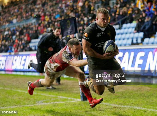 Tom Cruse of Wasps scores their second try during the European Rugby Champions Cup match between Wasps and Ulster Rugby at Ricoh Arena on January 21,...