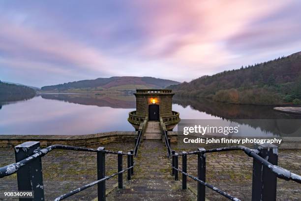 ladybower reservoir sunrise. english peak district. uk. - derwent stausee stock-fotos und bilder