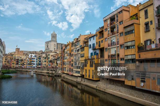 colorful houses in girona, catalonia, spain - rivière onyar photos et images de collection