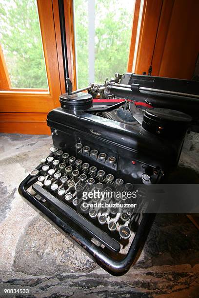 antigüedades de máquina de escribir - buzbuzzer fotografías e imágenes de stock