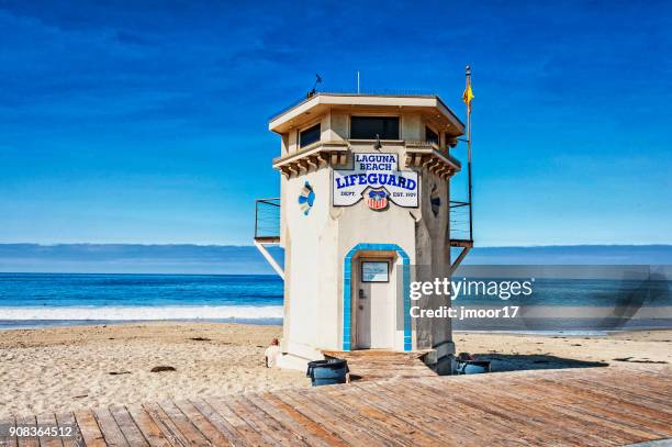 laguna beach badmeester station vroege ochtend - laguna beach californië stockfoto's en -beelden