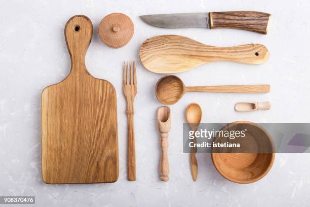 kitchen utensils knolling style - planche à découper bois photos et images de collection
