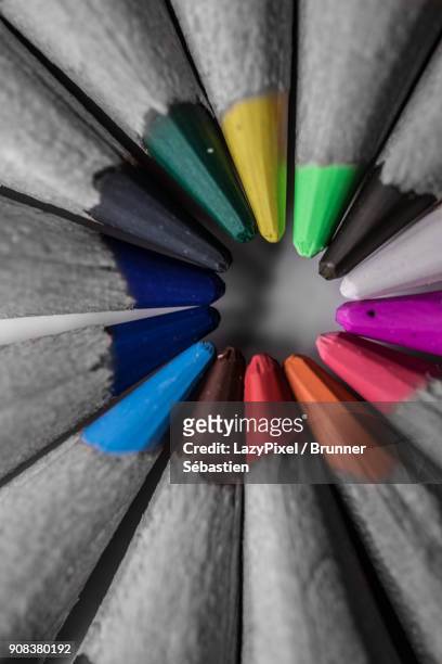 crayons selective color - lazypixel photos et images de collection