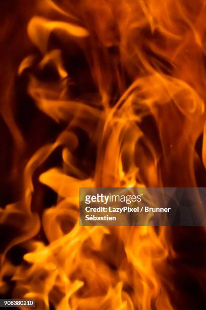 fire and flames - lazypixel photos et images de collection