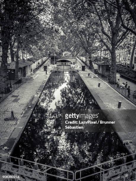 canal saint martin, paris - lazypixel photos et images de collection