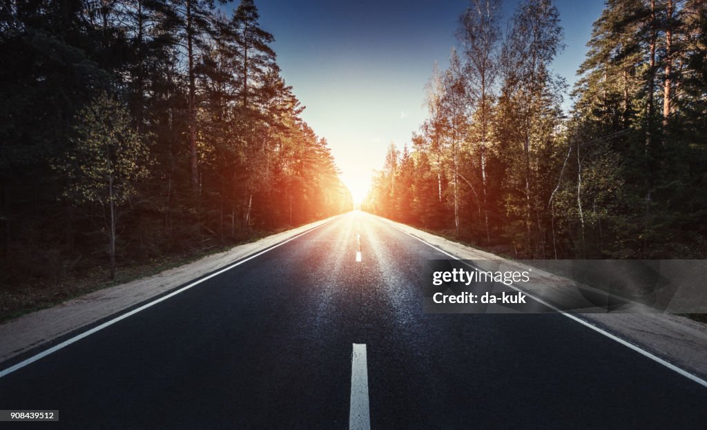 El camino a seguir en la puesta de sol