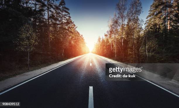 日没で進むべき道 - glory road ストックフォトと画像