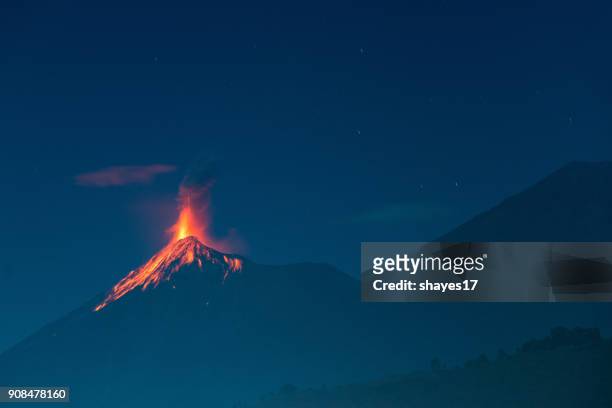 erupción del volcán de fuego - volcanic activity fotografías e imágenes de stock