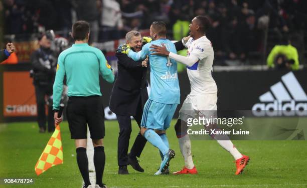 Head coach Bruno Genesio of Olympique Lyonnais celebrate the victory with Anthony Lopes and teammates during the Ligue 1 match between Olympique...
