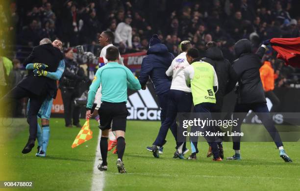 Head coach Bruno Genesio of Olympique Lyonnais celebrate the victory with Anthony Lopes and teammates during the Ligue 1 match between Olympique...