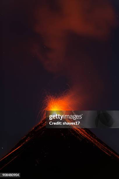 fuego vulkaanuitbarsting - eruption stockfoto's en -beelden