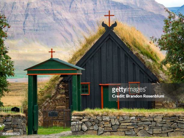 víðimýrarkirkja turf church in iceland - スカガフィヨルズル ストックフォトと画像