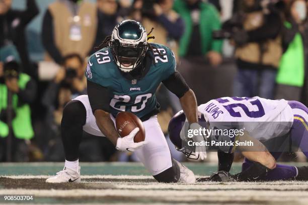 LeGarrette Blount of the Philadelphia Eagles scores a second quarter touchdown past Harrison Smith of the Minnesota Vikings in the NFC Championship...