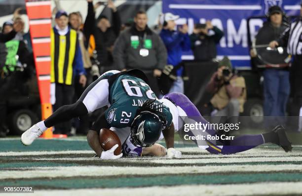 LeGarrette Blount of the Philadelphia Eagles scores a second quarter touchdown past Harrison Smith of the Minnesota Vikings in the NFC Championship...