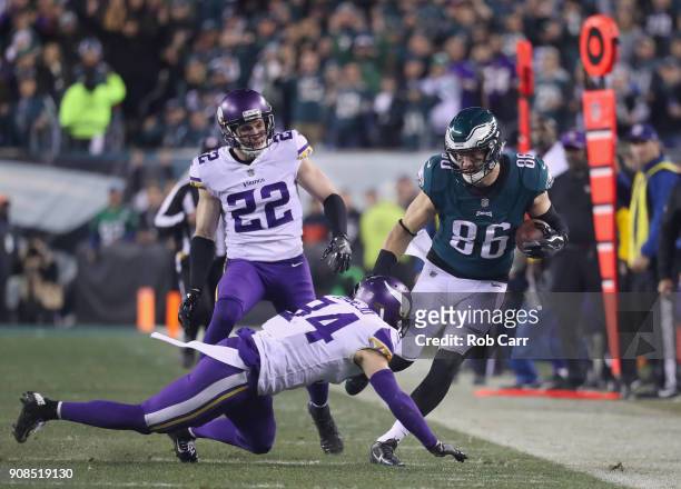 Zach Ertz of the Philadelphia Eagles looks to avoid the tackle attempt from Andrew Sendejo of the Minnesota Vikings during the second quarter in the...