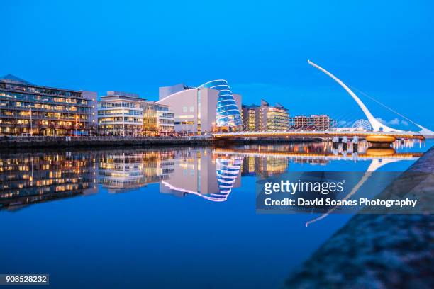 samuel beckett bridge at dusk in dublin city, ireland - dublin imagens e fotografias de stock