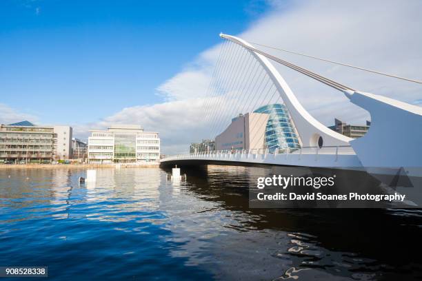 samuel beckett bridge in dublin city, ireland - samuel beckett bridge stockfoto's en -beelden