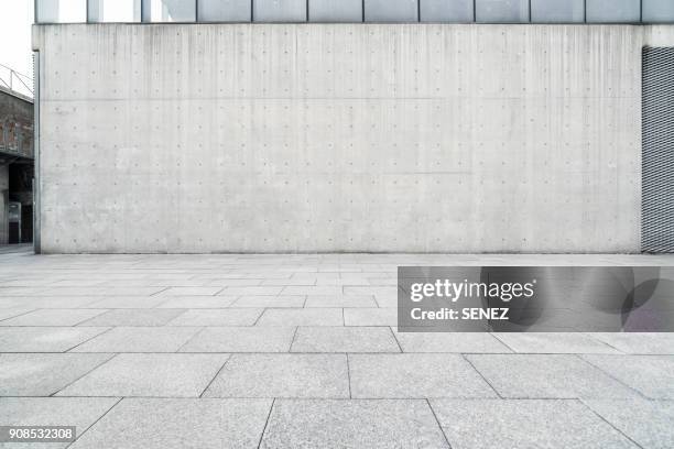 town square - betonnen muur stockfoto's en -beelden