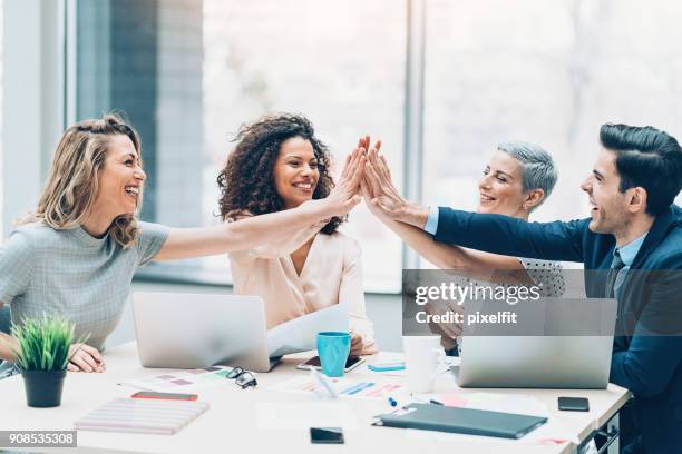 somos el mejor equipo. - choque de manos en el aire fotografías e imágenes de stock