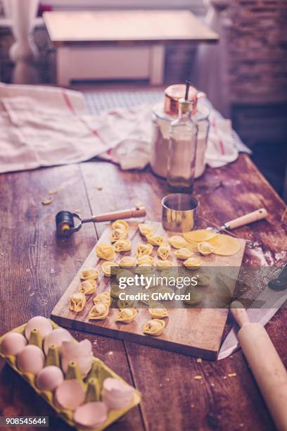förbereda hemlagad tortellini pasta - tortellini bildbanksfoton och bilder