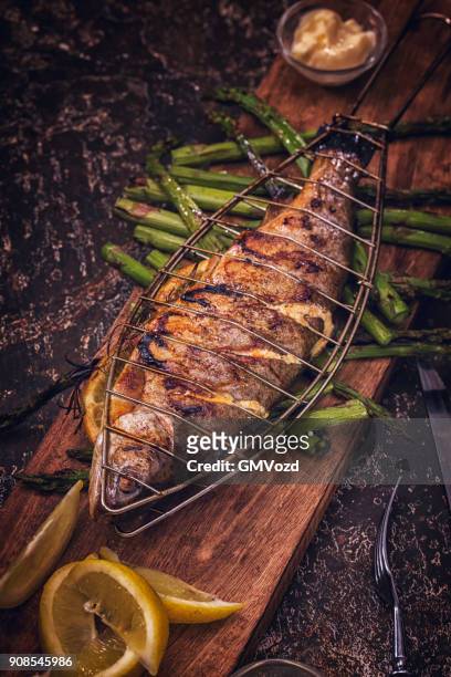 poisson grillé aux asperges vertes - asparagus des fleuristes photos et images de collection