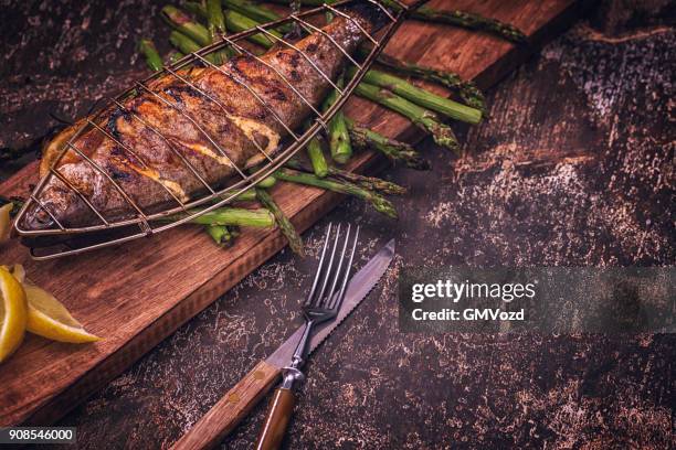 pesce alla griglia con asparagi verdi - asparagina foto e immagini stock