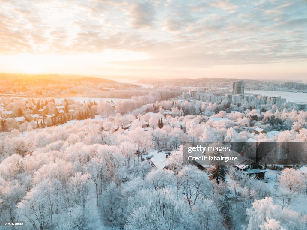 Idyllique hiver Turku ville (Finlande) lever de soleil avec un gel sur les arbres