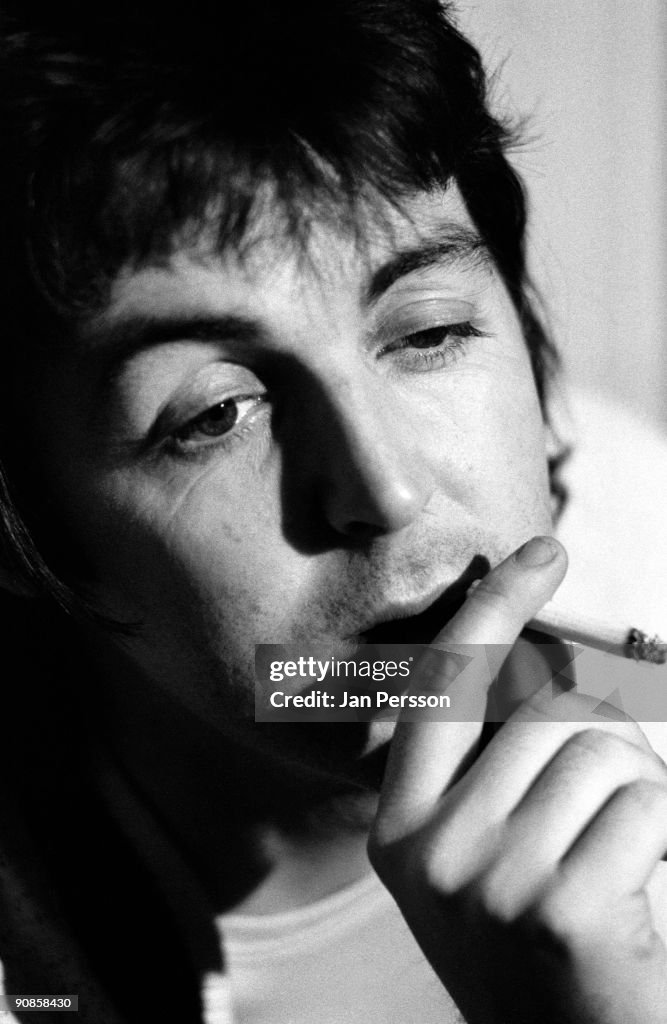 paul mccartney smoking cigarettes The Beatles' Habits and Health Effects Paul McCartney of Wings poses